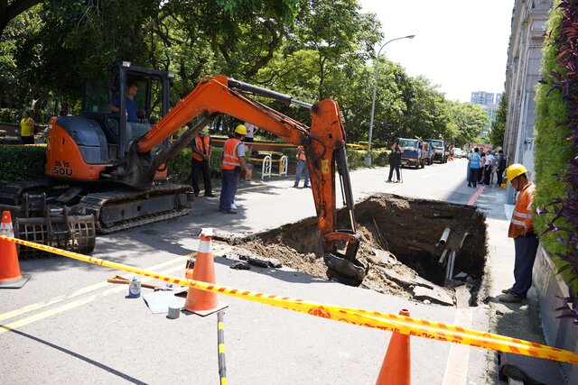 22日新竹竹北建案旁道路坍塌，再現大天坑。圖／新竹縣政府提供